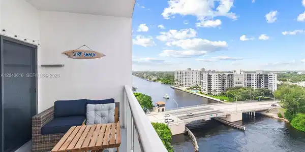 1401 N Riverside Dr