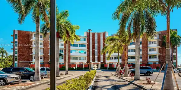 1700 NE 105th St Unit 302