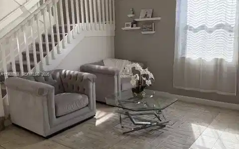 Image 3: Entrance/Living room