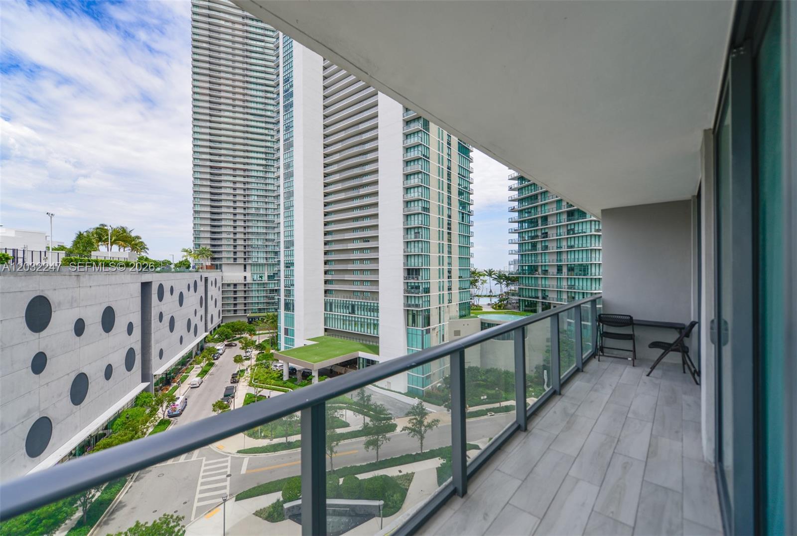 Image 3: L SHAPE CORNER BALCONY