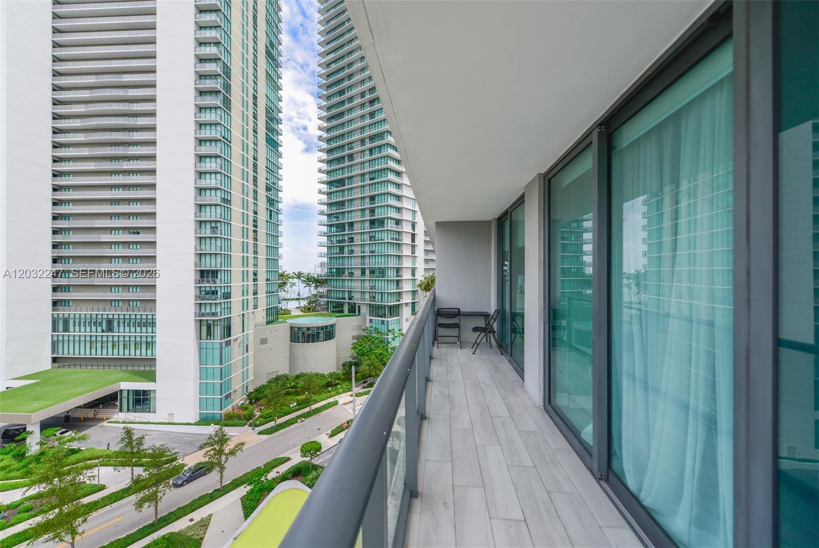 Image 4: L SHAPE CORNER BALCONY