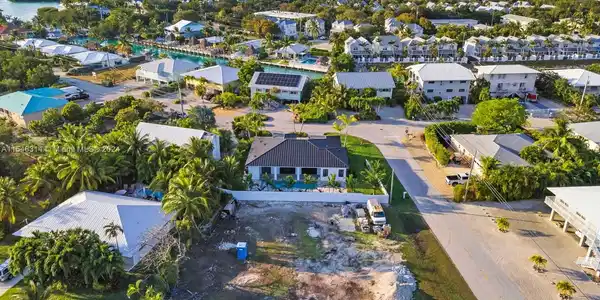 123 N Bahama Dr