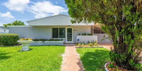 9940 Bahama Dr