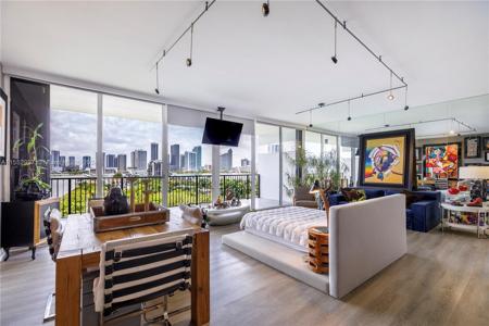 1000 Venetian Way