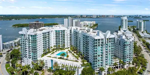 7900 Harbor Island Dr