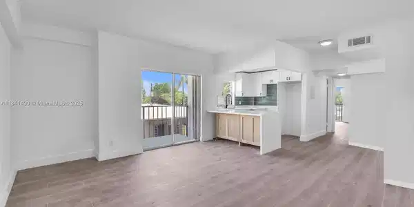 1960 Marseille Dr