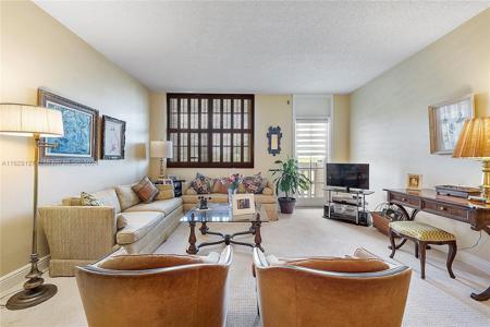 90 Edgewater Dr