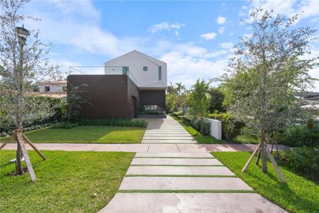 536 W 51st St