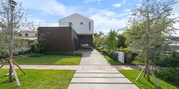 536 W 51st St