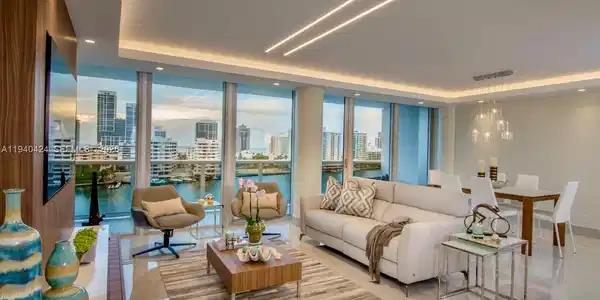 900 Bay Dr