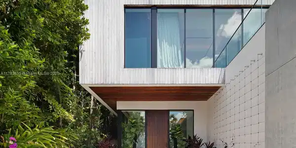 609 E Dilido Dr
