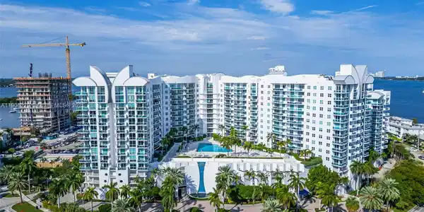 7900 Harbor Island Dr