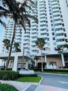 2899 Collins Ave