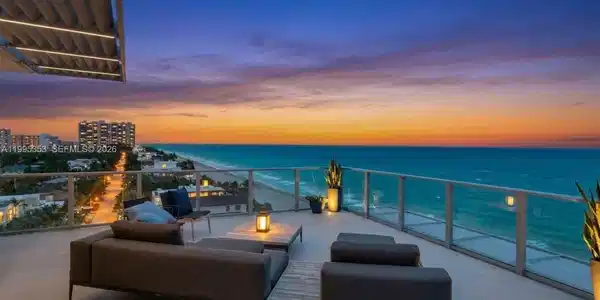 Image 2: BREATHTAKING NE VIEWS AT YOUR LEISURE