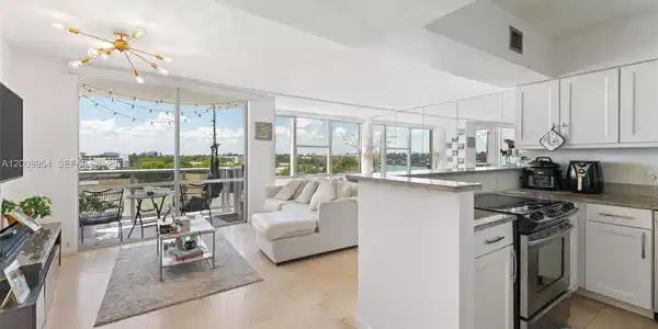 900 Bay Dr
