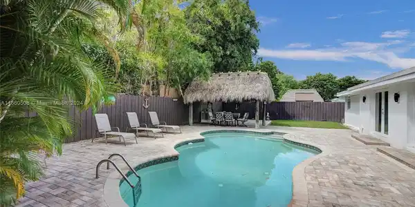 1910 N Hibiscus Dr