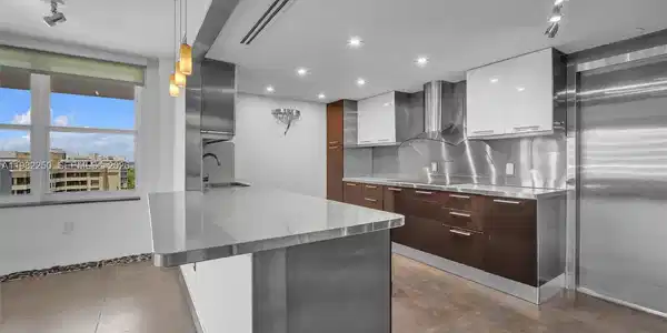 Image 2: Kitchen Island
