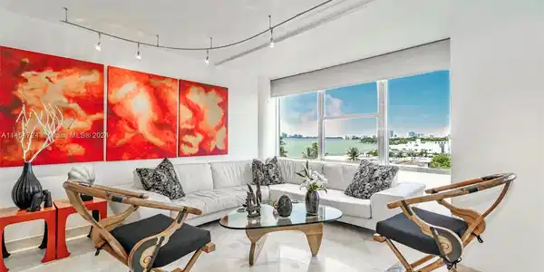900 Bay Dr