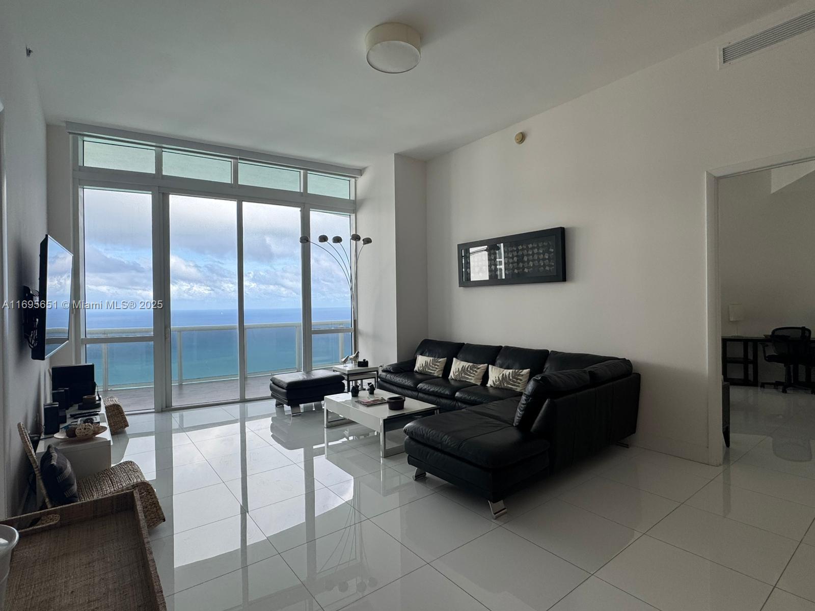 Image 4: High ceilings
