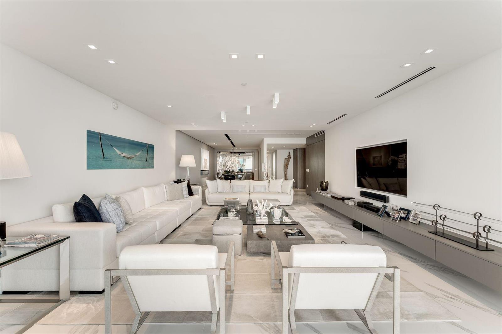 Image 4: 04_10201 Collins Ave_1oakstudio_06