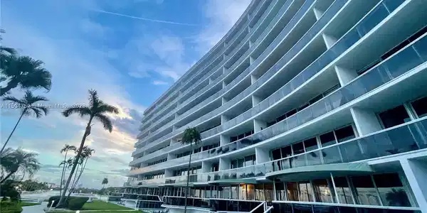 900 Bay Dr