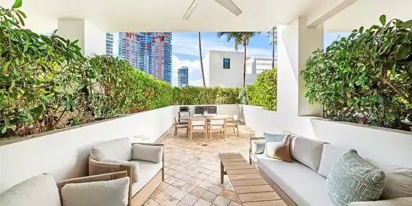 50 S Pointe Dr