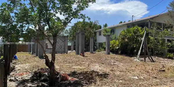 Image 3: Front Yard View