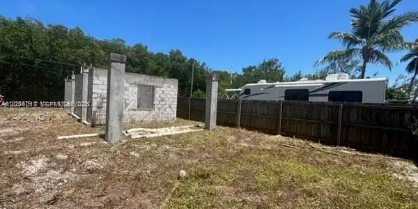 Image 4: Back Yard view