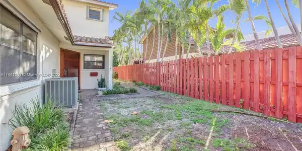 2530 NE 9th St Unit 1