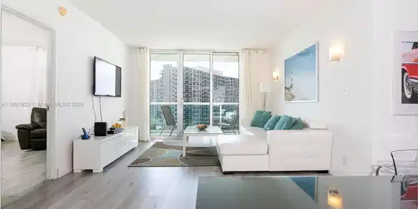Image 4: Spacios living/dining area!