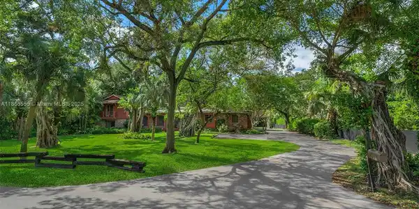 5440 Hammock Dr