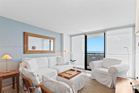 2555 Collins Ave