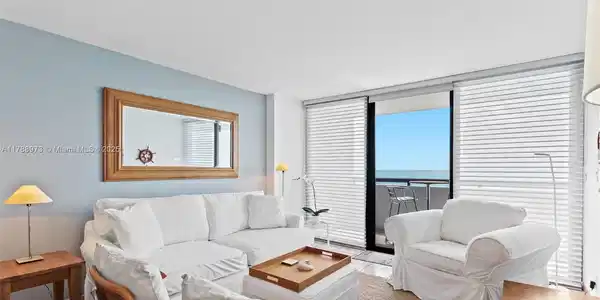 2555 Collins Ave