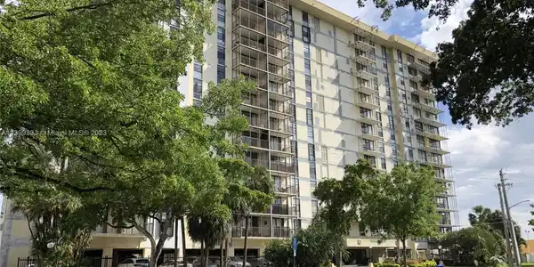 2500 NE 135th St Unit B904