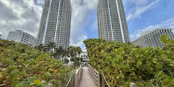 4775 Collins Ave