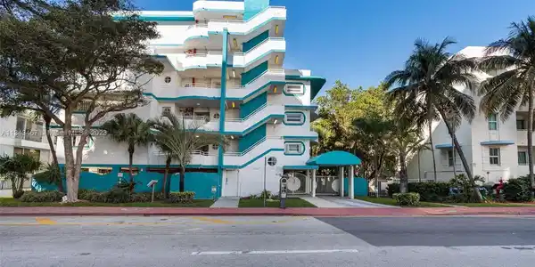 9156 Collins Ave