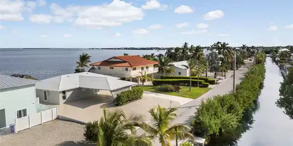 Image 2: OCEAN AND CANAL FRONT