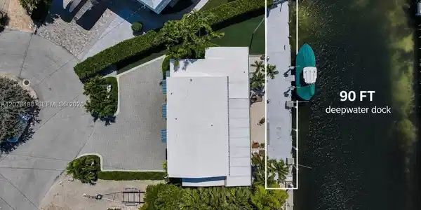 Image 2: Large driveway and extra large dock space