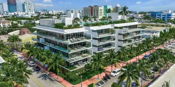 300 E Collins Ave