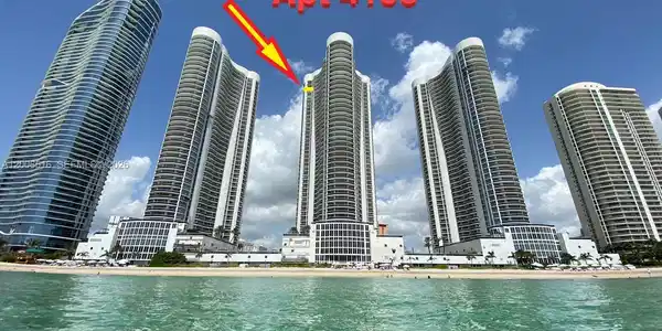 15901 Collins Ave