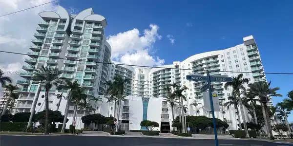 7900 Harbor Island Dr