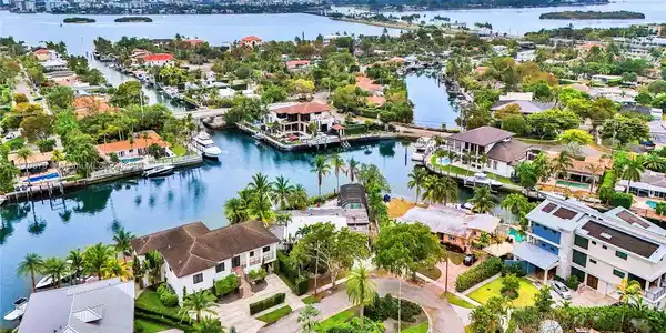 2140 Hibiscus Cir