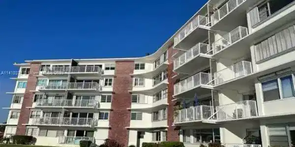 1700 NE 105th St Unit 211
