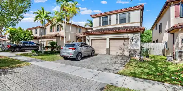 560 SE 33rd Ter