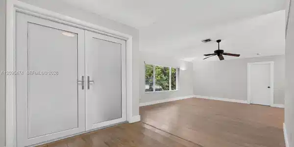 Image 4: Digitally decluttered using AI.