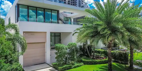 1092 N Venetian Dr
