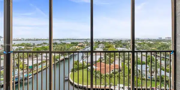 2500 NE 135 St Unit A1007