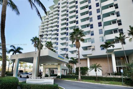 2899 Collins Ave