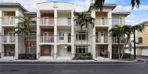 2711 NE 184th Ter