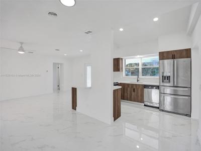 1221 SE 10th St